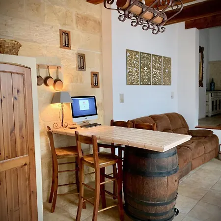 Ka18 - Designer Town House - Uniquely Maltese! Pensiune Żejtun